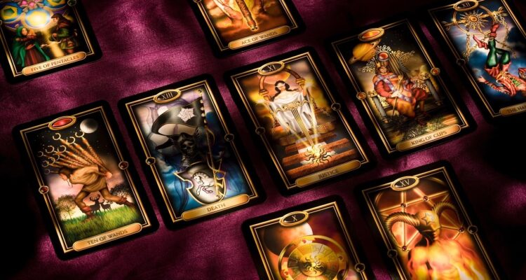 Tarotkort som lyser i en mörk och stämningsfull miljö