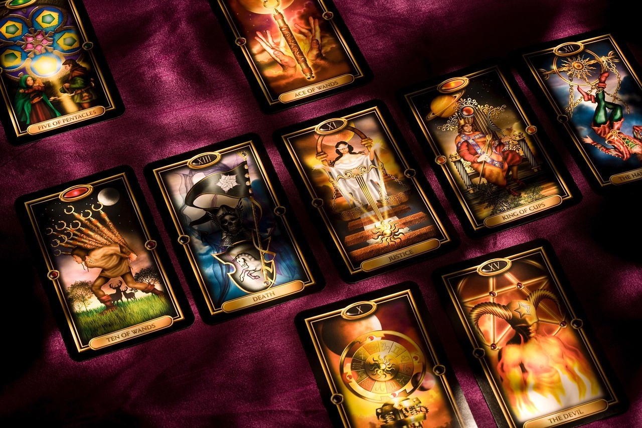 Tarotkort som lyser i en mörk och stämningsfull miljö